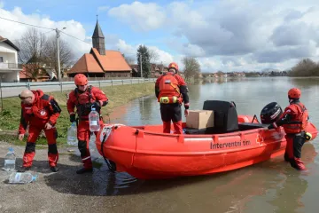 Dostavljaju im vodu, hranu i lijekove, voze ih liječniku i pružaju psihološku pomoć