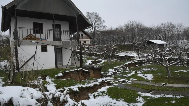 Aktiviralo se klizi&scaron;te, ugroženo je nekoliko kuća, stanovnike pozivaju na oprez