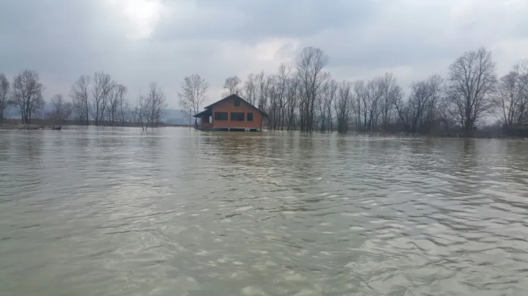 Navala vode jenjava, ali borba za Mlaku ne prestaje: noć će biti neizvjesna