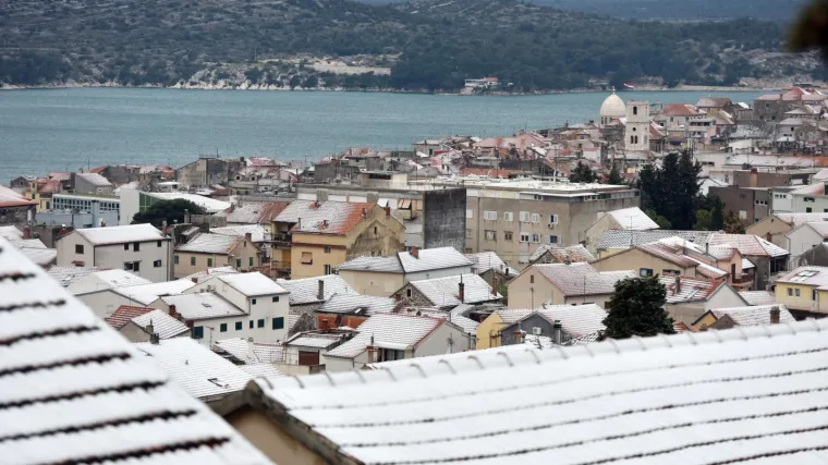 Snijeg ponovno zabijelio Dalmaciju: mladi se vesele, stari prigovaraju, a neki se i polome
