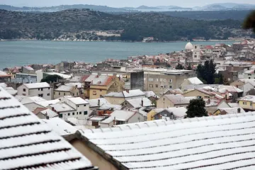 Snijeg ponovno zabijelio Dalmaciju: mladi se vesele, stari prigovaraju, a neki se i polome