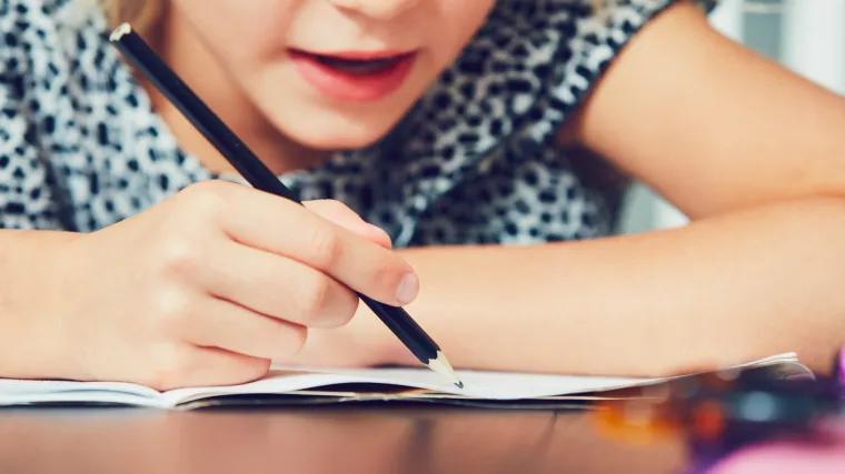 Zbog kori&scaron;tenja pametnih telefona djeca vi&scaron;e ne znaju i ne mogu držati olovku u rukama