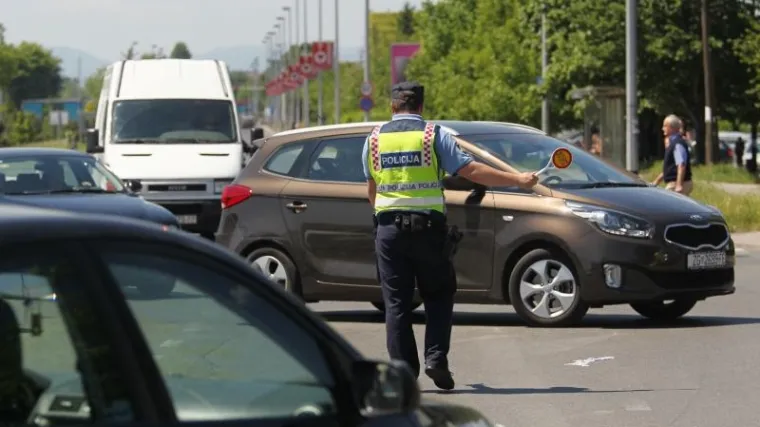 Zaustavljao vozače i tražio novac u zamjenu za oprost od kazne