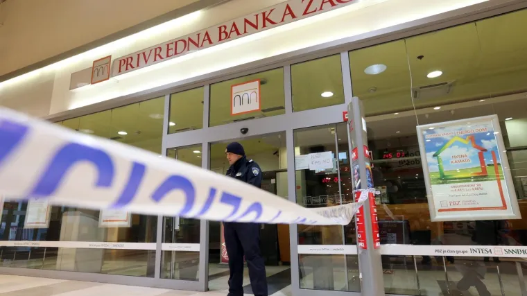 Banuli u poslovnicu i pi&scaron;toljem udarili djelatnicu, majka se bacila na tlo s djetetom