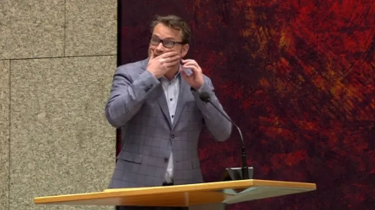 &Scaron;ok u nizozemskom parlamentu: mu&scaron;karac se poku&scaron;ao objesiti skočiv&scaron;i s javne galerije