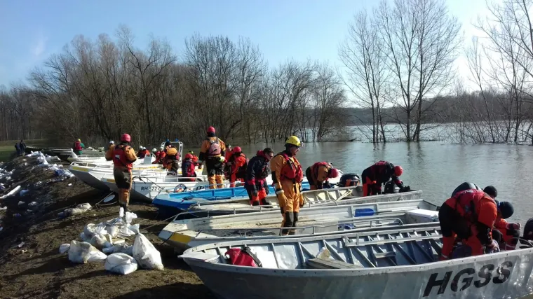 Poplave uzimaju danak: u selu Mlaka je najgore, ronioci krenuli sanirati nasip, a u Sisku u očaju gledaju kako gube sve &scaron;to imaju