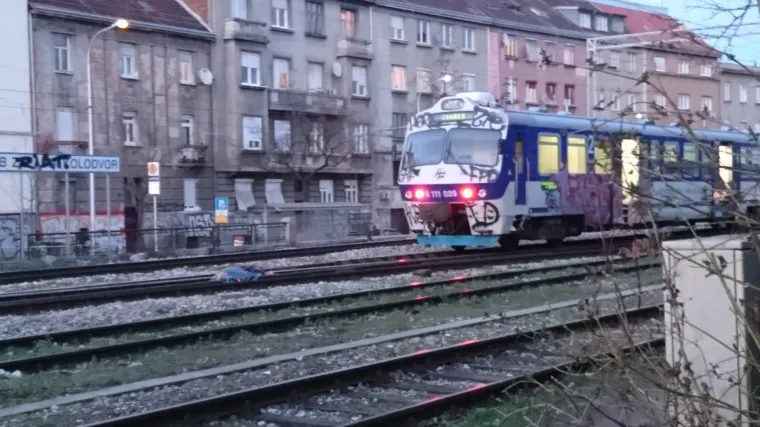 Vlak na pružnom prijelazu usmrtio pje&scaron;aka