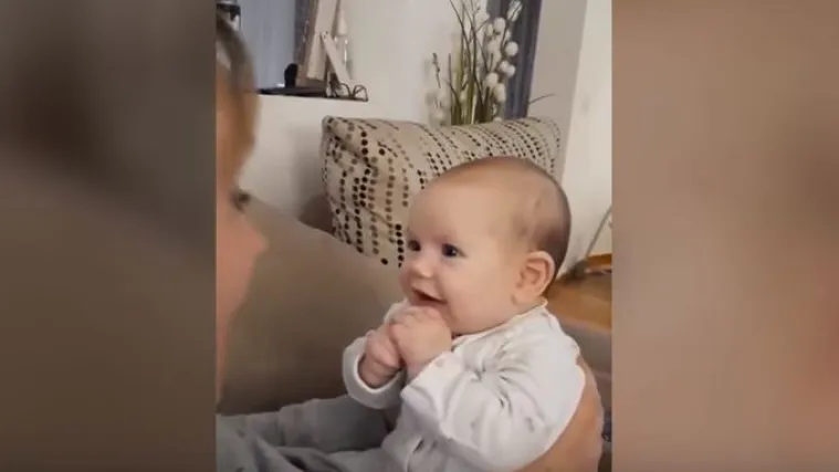 Odu&scaron;evljena maminom pjesmom: reakcija ove bebe uljep&scaron;at će vam dan