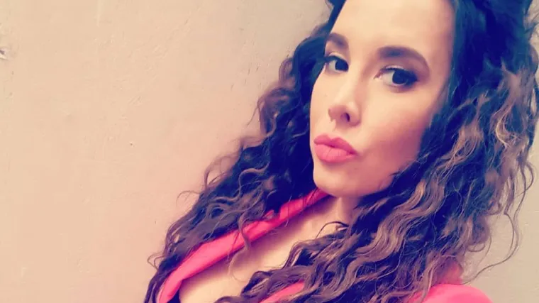 U rozom kostimu uspjela pokazati i malo čipkastog grudnjaka