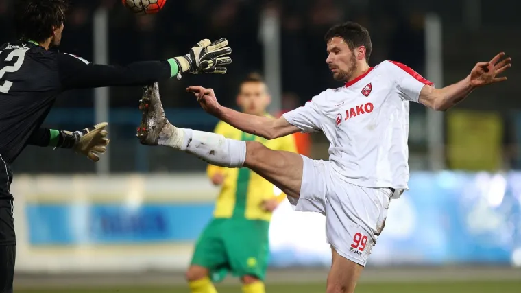 Usred utakmice preminuo nogometa&scaron; Marsonije: poku&scaron;avali ga reanimirati pola sata