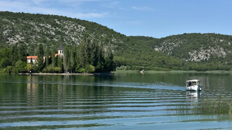 Prevrnuo se čamac kod Visovca: troje maloljetnika u bolnici, za četvrtim se traga