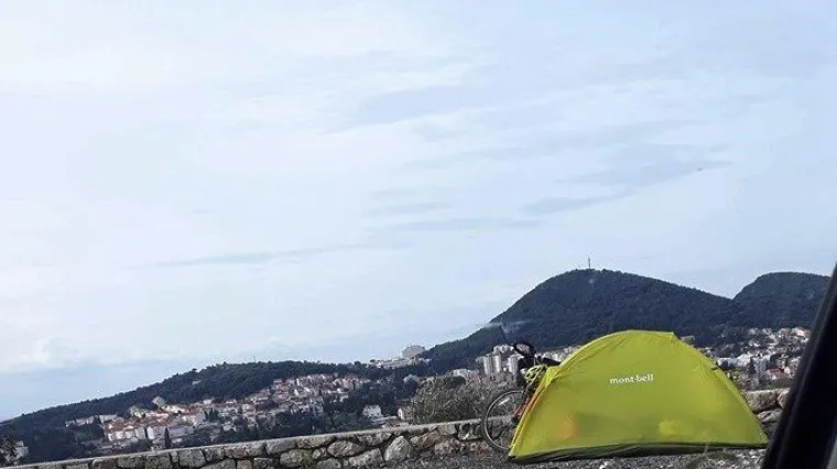 Ludost ili hrabrost: turisti razapeli &scaron;ator na autobusnoj stanici i prespavali dok je 'derala' bura