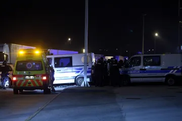 Rukom je uspio razbiti staklo i izaći na obalu