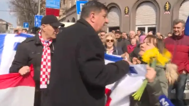 Umirovljeni general se postavio pred ženu, drugi prosvjednik ih vrijeđao: 'Sram vas bilo, izrode!'