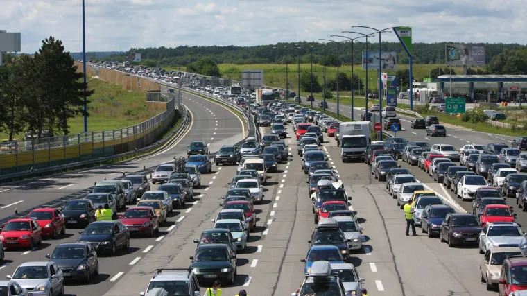 Važna obavijest za vozače: prestaje obveza vožnje s upaljenim svjetlima danju, osim za mopede i motocikle