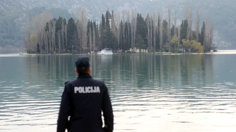 Rano jutros nastavljena potraga za nestalim mladićem na Visovačkom jezeru: u akciji ronioci, policija, GSS, vatrogasci&hellip;