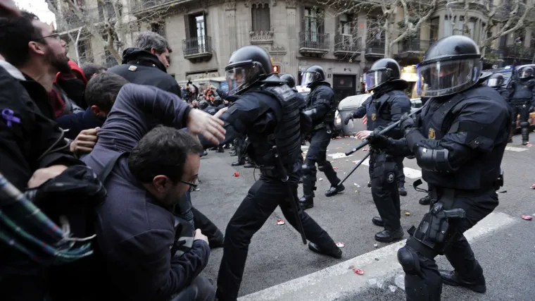 Neredi zbog Puigdemonta, policija intervenirala oružjem: tisuće ljudi u Barceloni prosvjeduju protiv njegovog uhićenja