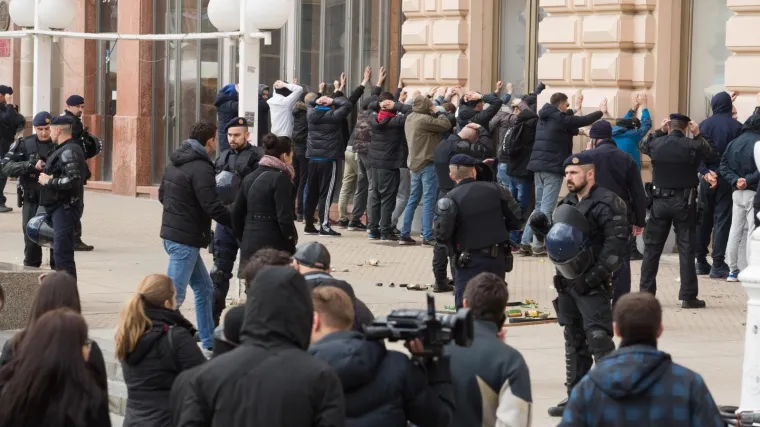 Privedena velika skupina huligana, razbijali su po centru grada i vikali 'ubij usta&scaron;e' i 'ovo je Srbija'