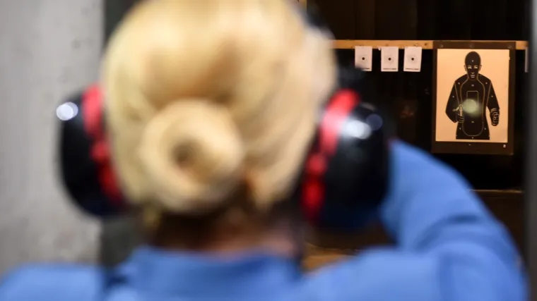 Kolinda opet preselila ured pa usred političke krize otišla u Karlovac djeci čitati bajke i pucati iz oružja