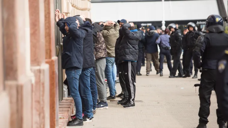 Razbijali po centru grada: policija privela njih 57, morali ih smirivati suzavcem i palicama