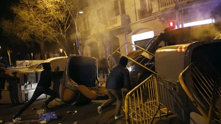 U prosvjedima u Barceloni stotinjak ozlijeđenih: prosvjednici na policiju bacali kontejnere i dimne kutije