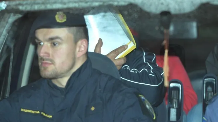 Umjesto da je odveze kući iz škole, on joj je pokazivao porniće i tražio da ga zadovolji