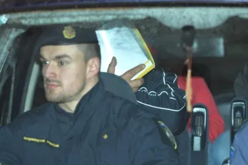 Umjesto da je odveze kući iz škole, on joj je pokazivao porniće i tražio da ga zadovolji