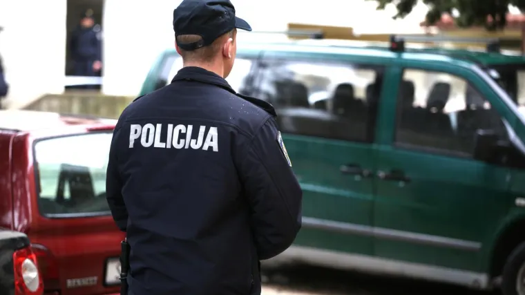 Ispred stambene zgrade sukobile se dvije osobe, čuo se i hitac iz vatrenog oružja; za jednom osobom se traga