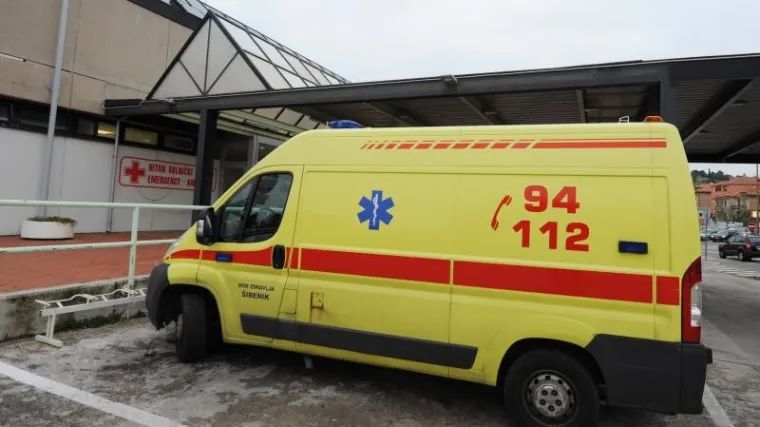 Razbio ulazna vrata, liječnici morali zvati policiju