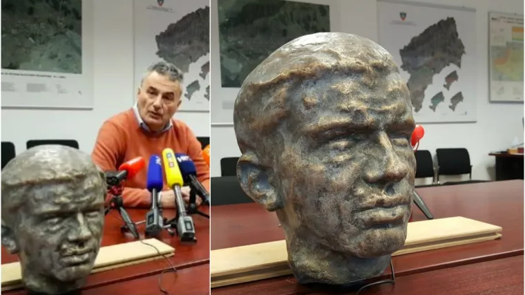 Pavle Kalinić sazvao presicu zbog trovanja pasa pa usput priopćio da je pronađena bista Ive Lole Ribara