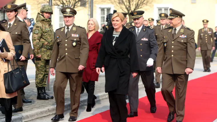 Predsjednica o borbenim avionima: 'I ja bih novi Mercedes, ali onda neću imati za hranu...'