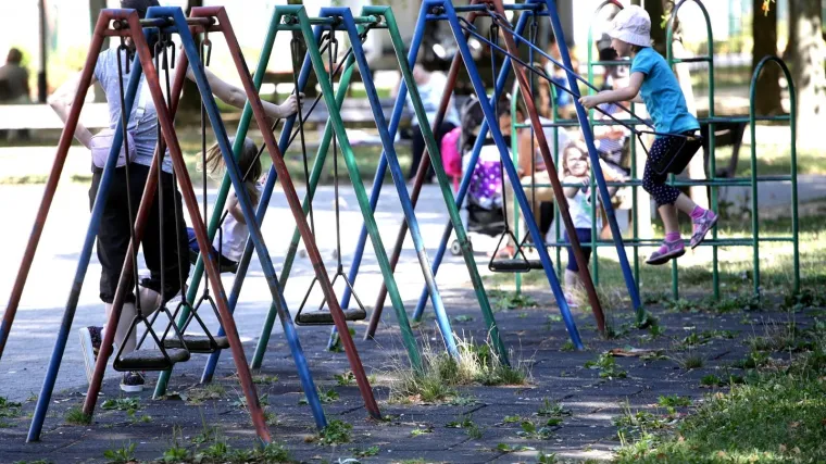 Uru&scaron;ila se betonska platforma kraj dječje igrali&scaron;ta, dvogodi&scaron;njak zavr&scaron;io u moru!