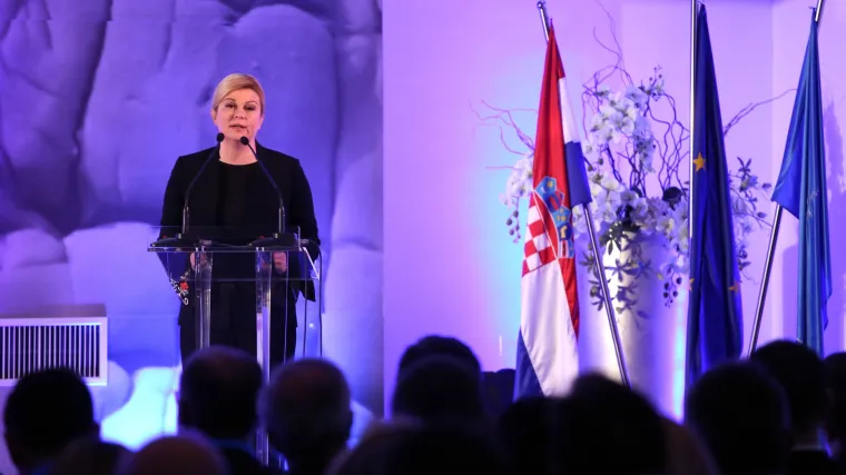 Grabar-Kitarović: 'Splićani su imali kvalitetnu vodu za vrijeme Dioklecijana, a danas je moraju prokuhavati'