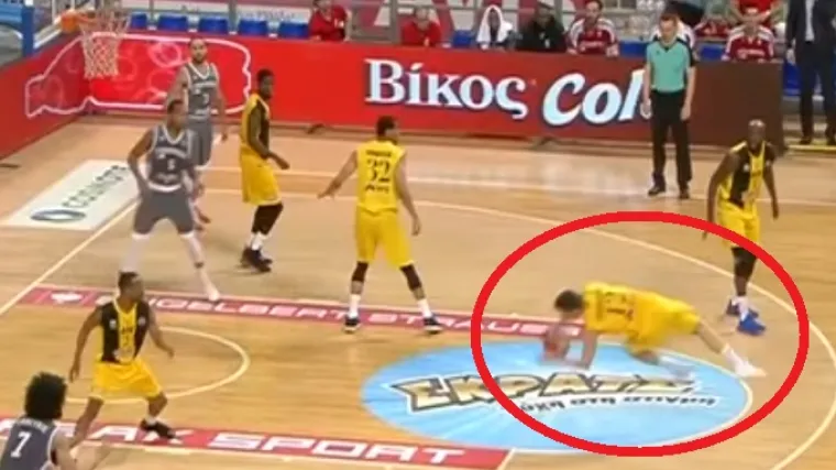 Pogledajte ovu osvojenu loptu, majstor ju je uhvatio manirom najboljih nogometnih golmana