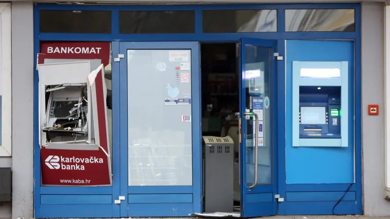 Snažna eksplozija probudila Karlovčane: lopovi minirali bankomat