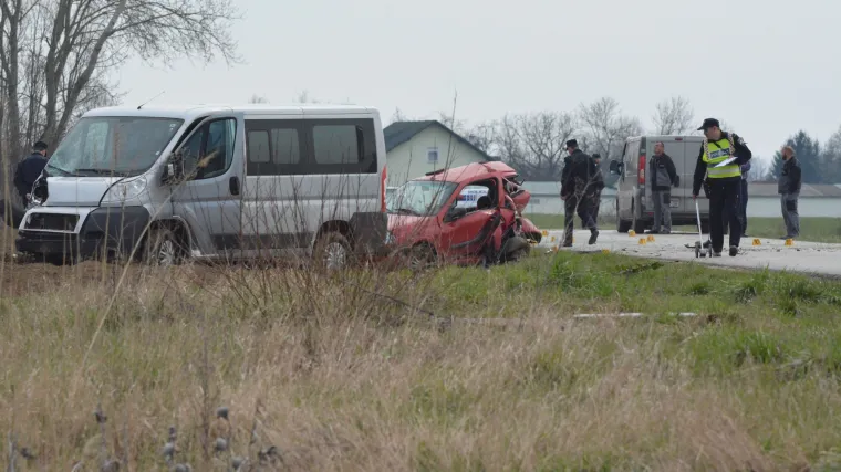 Prometna nesreća kod Slavonskog Broda: kombi naletio na auto, jedna osoba poginula