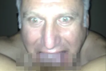 Svaki put kad ga uhvate s prstima (ili jezikom) u pekmezu, izmisli istu nepametnu stvar