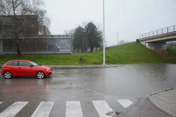 OBILNE OBORINE STVORILE PROBLEME: Zbog 50-ak centimetara vode zatvoren podvožnjak u Sisku