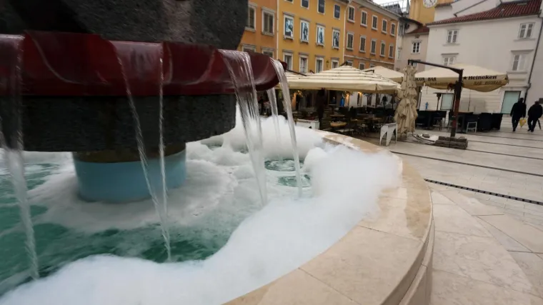 Nesvakida&scaron;nji prizor u Rijeci: fontana na Koblerovom trgu puna pjene