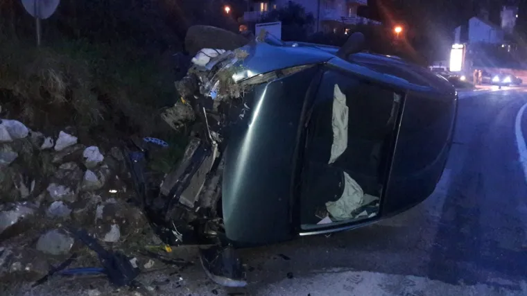 Četvero mladih ozlijeđeno u prometnoj nesreći: 'Prevrnuli su se, proletjeli kroz &scaron;ikaru i zavr&scaron;ili u polju'