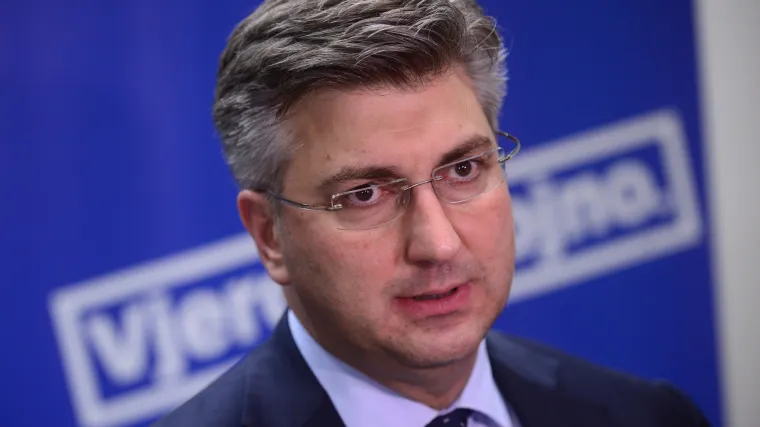 Plenković dolazi u Slavonski Brod, Crveni križ dostavio 9.000 litara vode stanovni&scaron;tvu