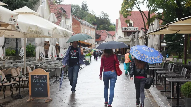 Nasred popularne Tkalče nokautirao ga šakom u glavu