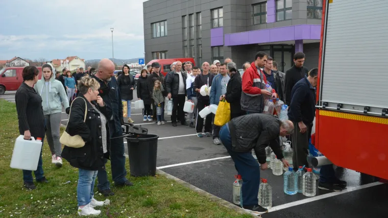 Vojska i na Uskrs opskrbljava Brođane pitkom vodom: 'Bit ćemo na raspolaganju dokle god bude potrebno'