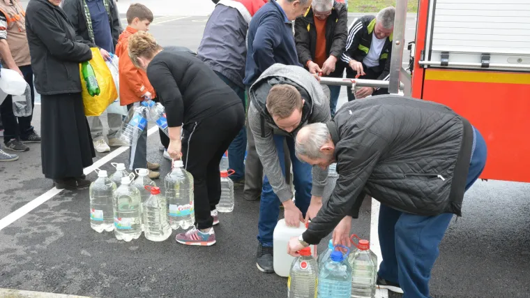 Donosimo detalje iz Broda: građani na Uskrs morali do Zagreba po pitku vodu, zasad nema teže oboljelih