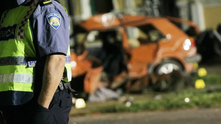 Automobil sletio s ceste i udario u kuću: vozač hitno prevezen u bolnicu