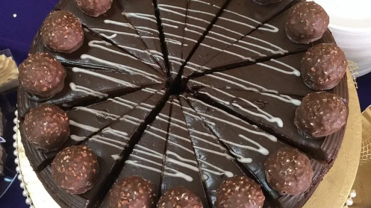 Čokoladna bomba koja se ne peče: Zasladite si dan uz Ferrero Rocher tortu od sira