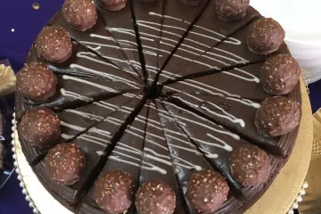 Čokoladna bomba koja se ne peče: Zasladite si dan uz Ferrero Rocher tortu od sira