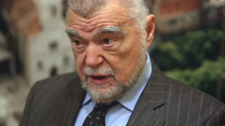 On ga uporno odbija primiti