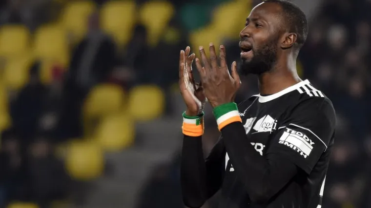 Nastupa pod lažnim imenom od 2005., a sad bi zbog toga mogao na sud