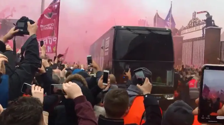 Liverpoolovi navijači bocama i bakljama zasuli Cityjev autobus